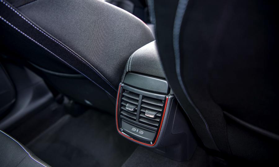 Детали интерьера Skoda Kamiq Monte Carlo 2020 года  (UK) (фото 24 из 36)